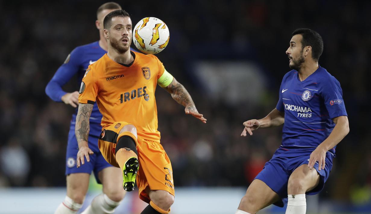 Pemain PAOK Thessaloniki, Andre Vierinha, mengontrol bola saat melawan Chelsea pada laga Liga Europa di Stadion Stamford Bridge, Kamis (29/11). Chelsea menang 4-0 atas PAOK Thessaloniki. (AP/Matt Dunham)