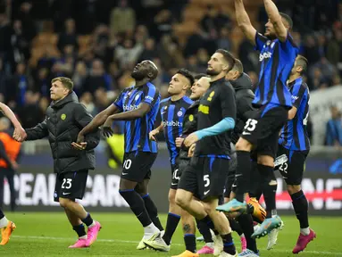 Para pemain Inter Milan melakukan selebrasi usai pertandingan melawan Benfica pada leg kedua perempat final Liga Champions di stadion San Siro di Milan, Italia, Kamis, 20 April 2023. (AP Photo/Luca Bruno)