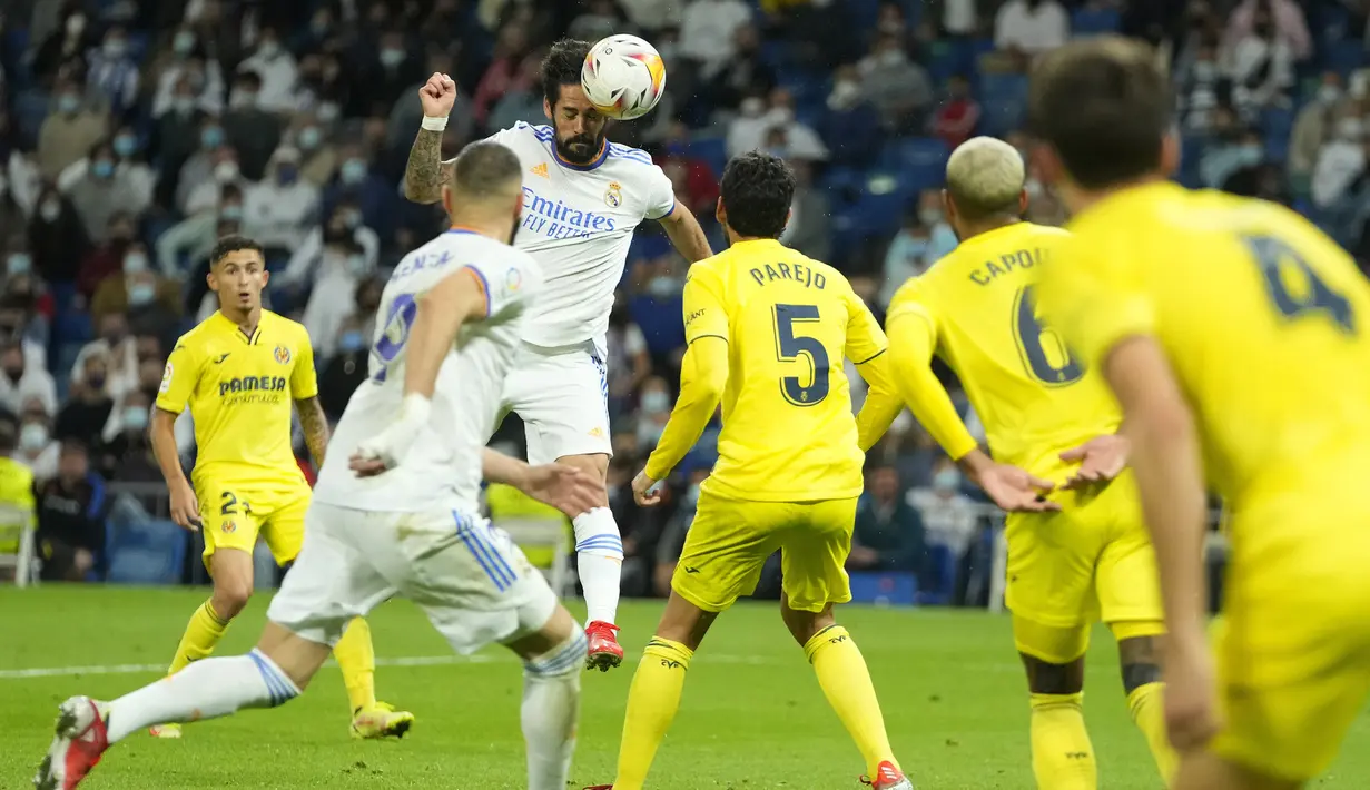 Di akhir babak kedua di menit ke-82, Real Madrid kembali memiliki peluang. Sundulan Isco (tengah) usai memanfaatkan umpan silang Eden Hazard masih ammpu ditepis kiper Geronimo Rulli. Bola muntah gagal dimanfaatkan Casemiro. Skor 0-0 bertahan hingga akhir laga. (AP/Manu Fernandez)