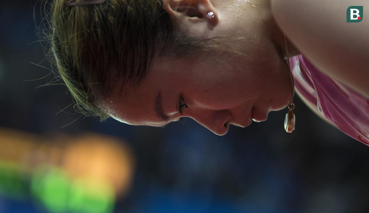 Ratchanok Intanon mengambil nafas sejenak sebelum memasuki gim kedua melawan Ruselli Hartawan. (Bola.com/Peksi Cahyo)
