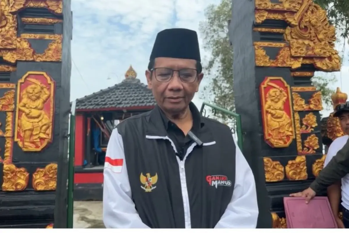 Mahfud Md Umumkam Mundur dari Menko Polhukan di Pura Bersejarah di Lampung Tengah