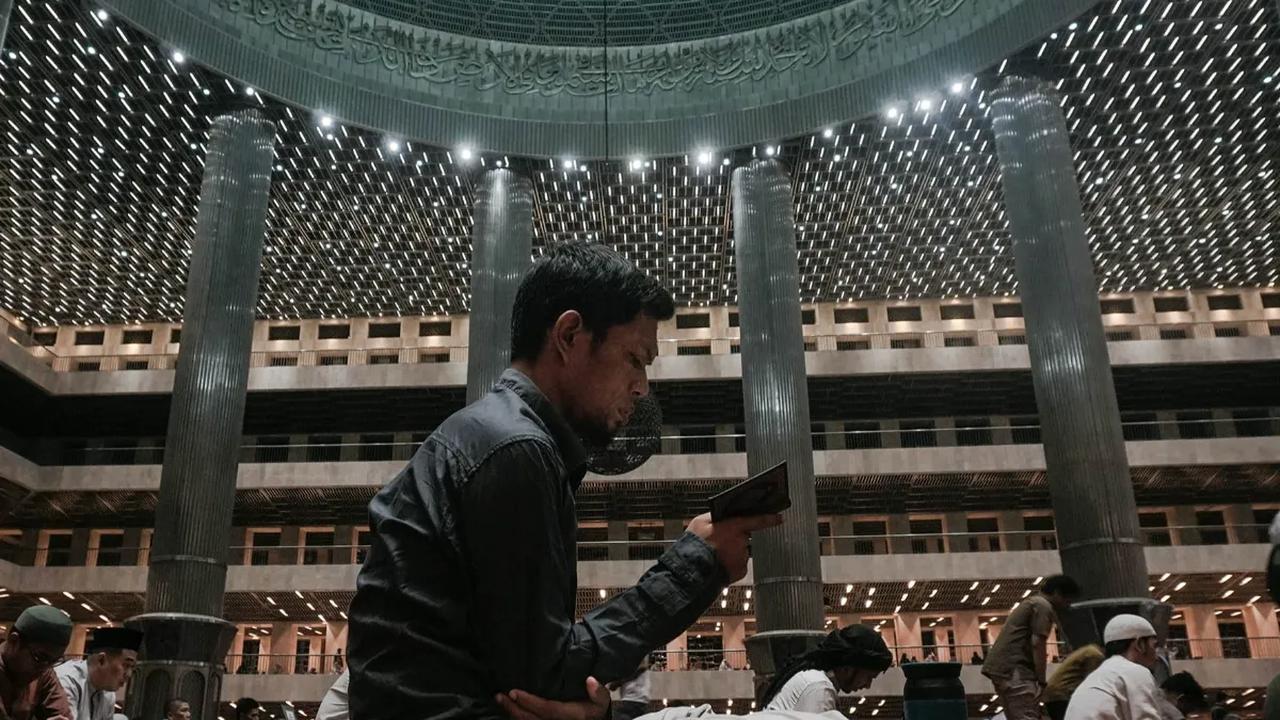 Malam lailatul qadar termasuk waktu yang mustajab atau waktu yang mudah dikabulkannya doa.
