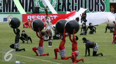 Penari berkostum Hanoman mengangkat trophi Piala Presiden usai membawakan tarian kontemporer di Stadion Maguwoharjo, Sleman, Sabtu (4/2). 100 penari D.I. Yogyakarta tampil memeriahkan pembukaan Piala Presiden 2017. (Liputan6.com/Helmi Fithriansyah)