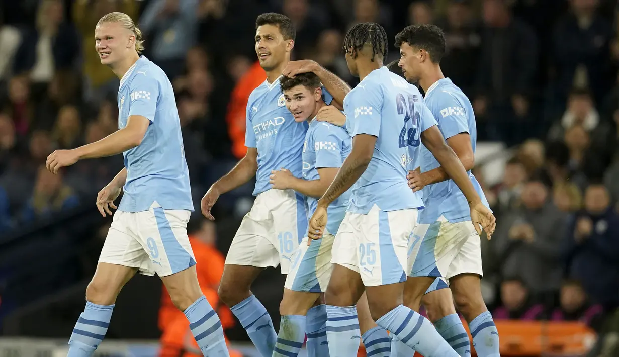 Selebrasi para pemain Manchester City setelah Julian Alvarez (tengah) mencetak gol kedua ke gawang Red Star Belgrade pada laga matchday pertama Grup G Liga Champions 2023/2024 di Etihad Stadium, Manchester, Rabu (20/9/2023) dini hari WIB. (AP Photo/Dave Thompson)