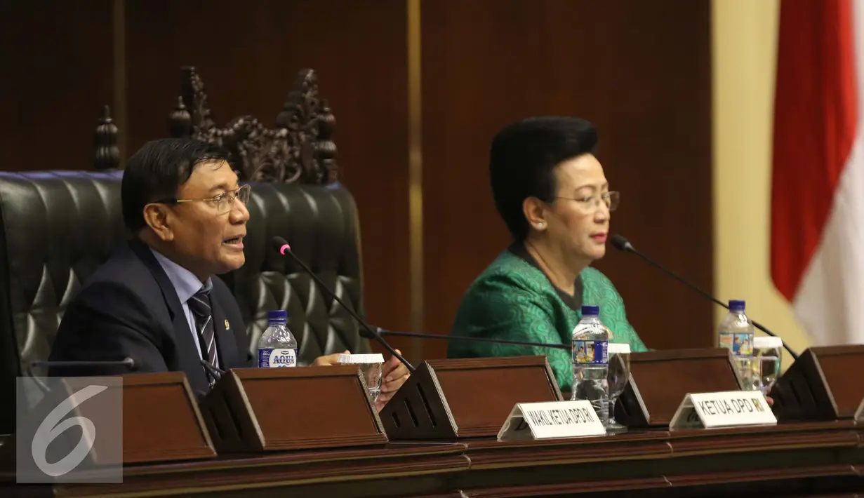 Wakil Ketua DPD RI Farouk Muhammad dan Gusti Kanjeng Ratu Hemas memimpin sidang paripurna luar biasa di kompleks Parlemen, Jakarta, Selasa (20/9). Ketua BK DPD RI memutuskan mencopot Irman Gusman sebagai ketua DPD. (Liputan6.com/Helmi Afandi)