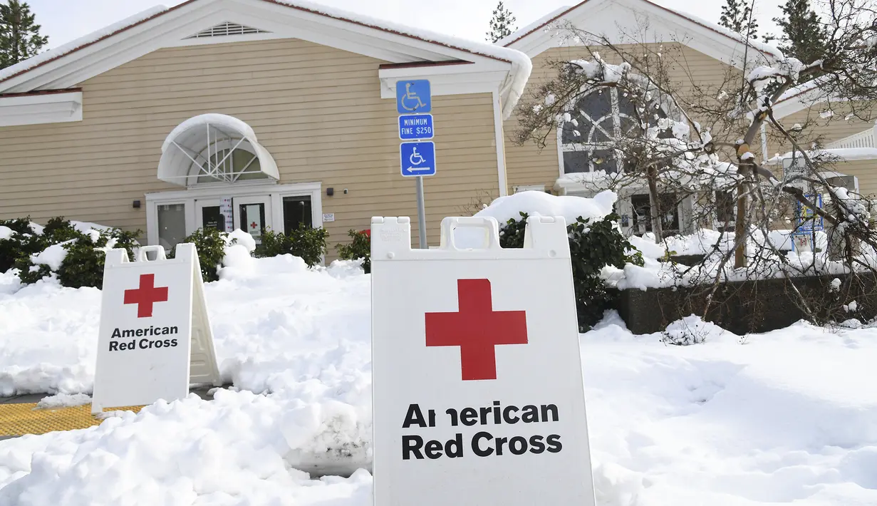 Pusat pemanasan Palang Merah Amerika telah didirikan di Perpustakaan Madelyn Helling di Kota Nevada, California, Selasa (28/12/2021). Salju, es, dan dingin yang tidak sesuai musim di Pacific Northwest dan Sierra Nevada terus mengganggu lalu lintas. (Elias Funez/The Union via AP)