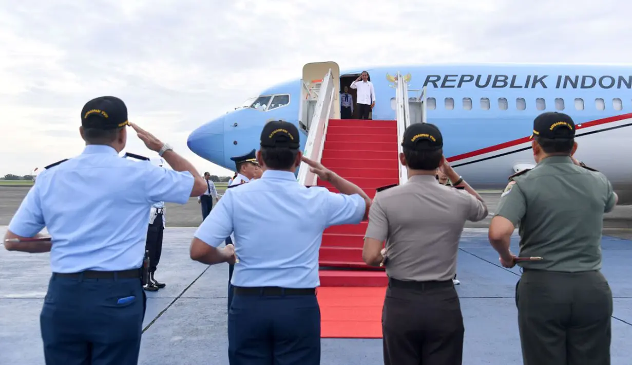 Presiden Joko Widodo membalas hormat sebelum memasuki pesawat kepresidenan di Lanud Halim Perdanakusuma, Minggu (21/1). Jokowi bertolak ke Provinsi Lampung antara lain dalam rangka peresmian ruas Jalan Tol Trans Sumatera. (Foto: Biro Pers Setpres)