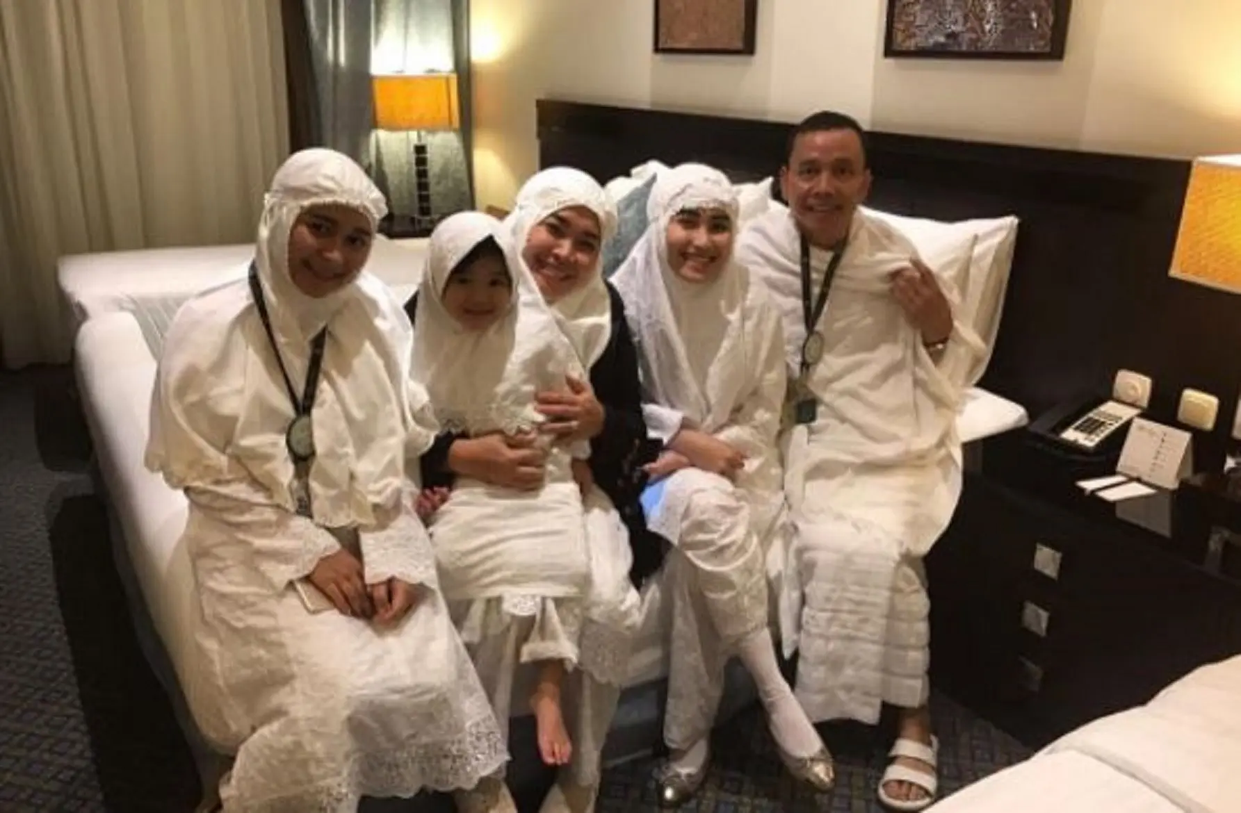 Ayu Ting Ting dan keluarga mengucapkan selamat menjalankan ibadah puasa dalam Ramadan 2017 (Instagram/@ayutingting92)
