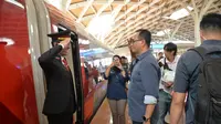 Menteri Perhubungan Budi Karya Sumadi meninjau Stasiun Kereta Cepat Whoosh Halim di Jakarta, Minggu (19/11/2023). (Dok Kemenhub)