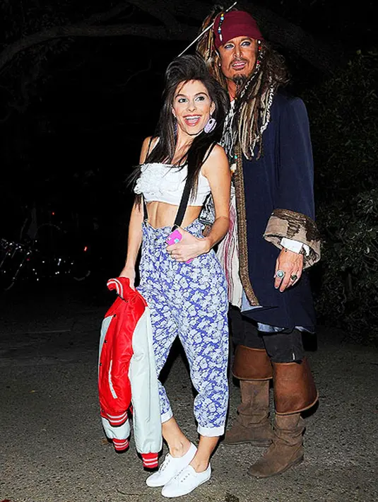 Maria Menounos berubah menjadi Kelly Kapowski dari serial komedi 'Saved By The Bell' untuk tema Halloweennya. Meskipun kita tak mengingat ia sebagai kekasih Kapten Jack Sparrow? (via people.com)