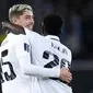 Pemain Real Madrid, Federico Valverde bersama Vinicius Jr merayakan kemenangan atas Al Hilal pada laga final Piala Dunia Antarklub 2023 di Stadion Prince Moulay Abdellah, Rabat, Maroko, Sabtu (11/2/2023). Vinicius Junior dan Valverde menjadi bintang dalam kemenangan ini.(AP Photo/Manu Fernandez)