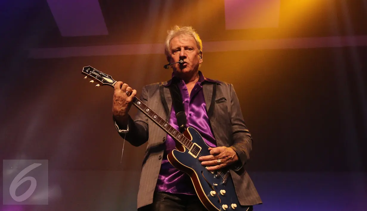 Personil Air Supply, Graham Russell saat menggelar konser "40th Anniversary" di Jakarta, Jumat (3/3). (Liputan6.com/Herman Zakharia)