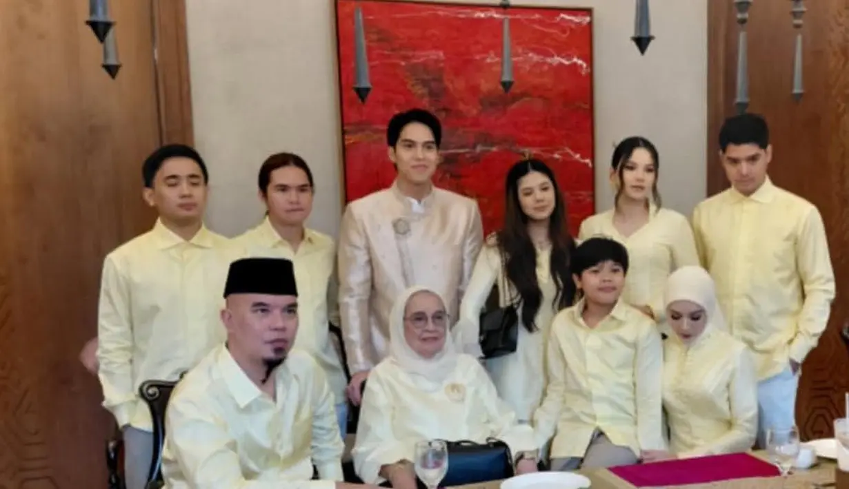 EL Rumi saat Resmi Melamar Syifa Hadju. [@erueru11]