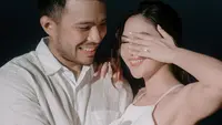 Jessica Mila sedang berbahagia setelah dilamar Yakup Hasibuan. Nuansa putih jadi dress code acara lamaran super romantis berlatar lautan berpagar bunga dengan lantunan suara merdu Tulus. (Foto: Instagram @salvynathan)