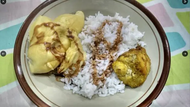 6 Potret Orang Makan Nasi Pakai Durian Ini Nyeleneh, Bikin Hilang Selera