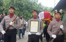 Pemakaman Polisi yang Tewas Dibakar Istrinya yang Juga Polisi Diiringi Isak Tangis Keluarga