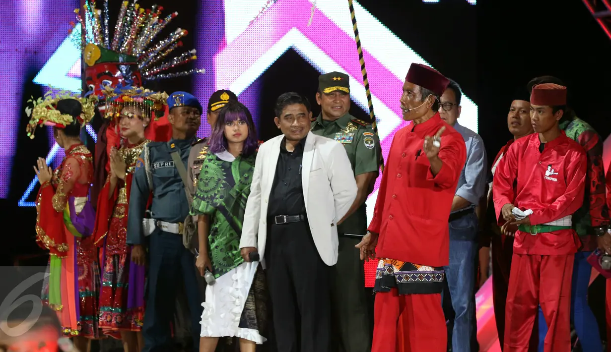 Plt Gubernur DKI Jakarta Sumarsono menghadiri perayaan tahun baru 2017 di panggung utama Pantai Karnaval Ancol, Jakarta Utara, Minggu (1/1). Ada pula penampilan kesenian betawi pada pesta pergantian malam tahun baru ini. (Liputan6.com/Angga Yuniar)