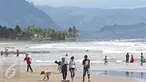 Warga bermain di sekitar Pantai Karang Hawu, Sukabumi, Jawa Barat, (8/2). Pantai Karang Hawu yang menawarkan hamparan pasir serta karang menjadi salah satu wisata murah meriah bagi wisatawan dalam mengisi hari libur. (Liputan6.com/Immanuel Antonius)