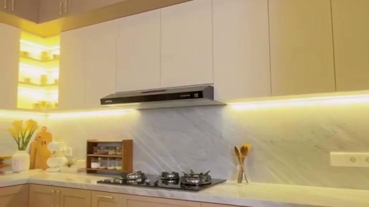 8 Potret Dapur Baru Olla Ramlan yang Elegan dan Cozy, Dilengkapi Chandelier yang Indah