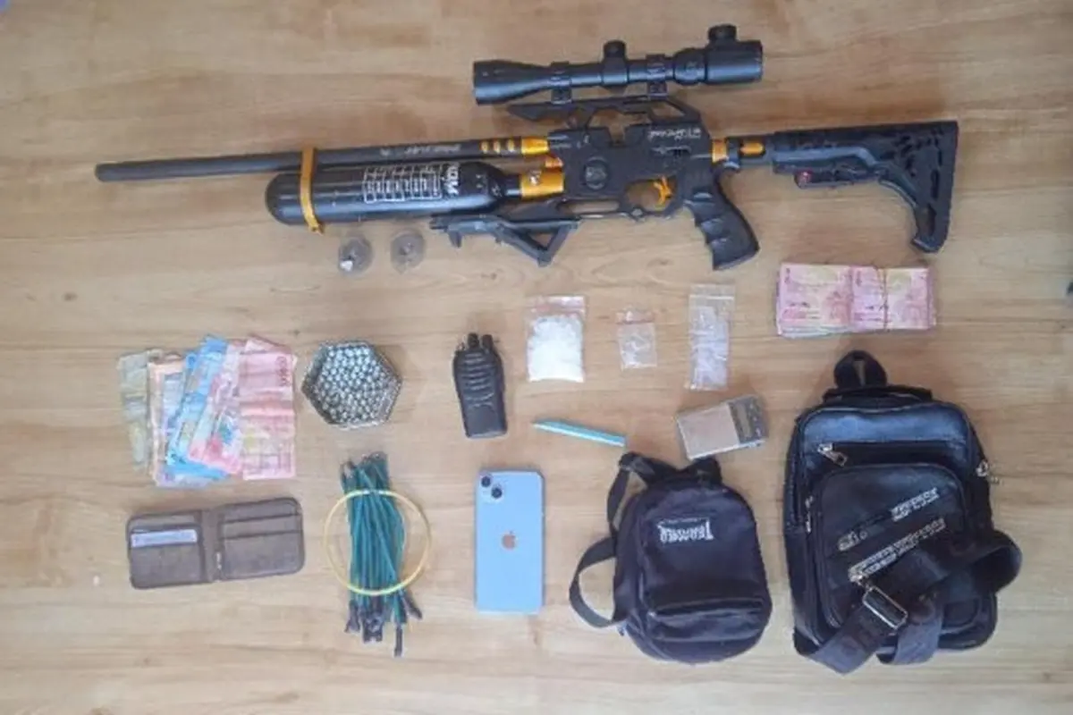 Polisi mengamankan barang bukti dalam penangkapan bandar narkoba