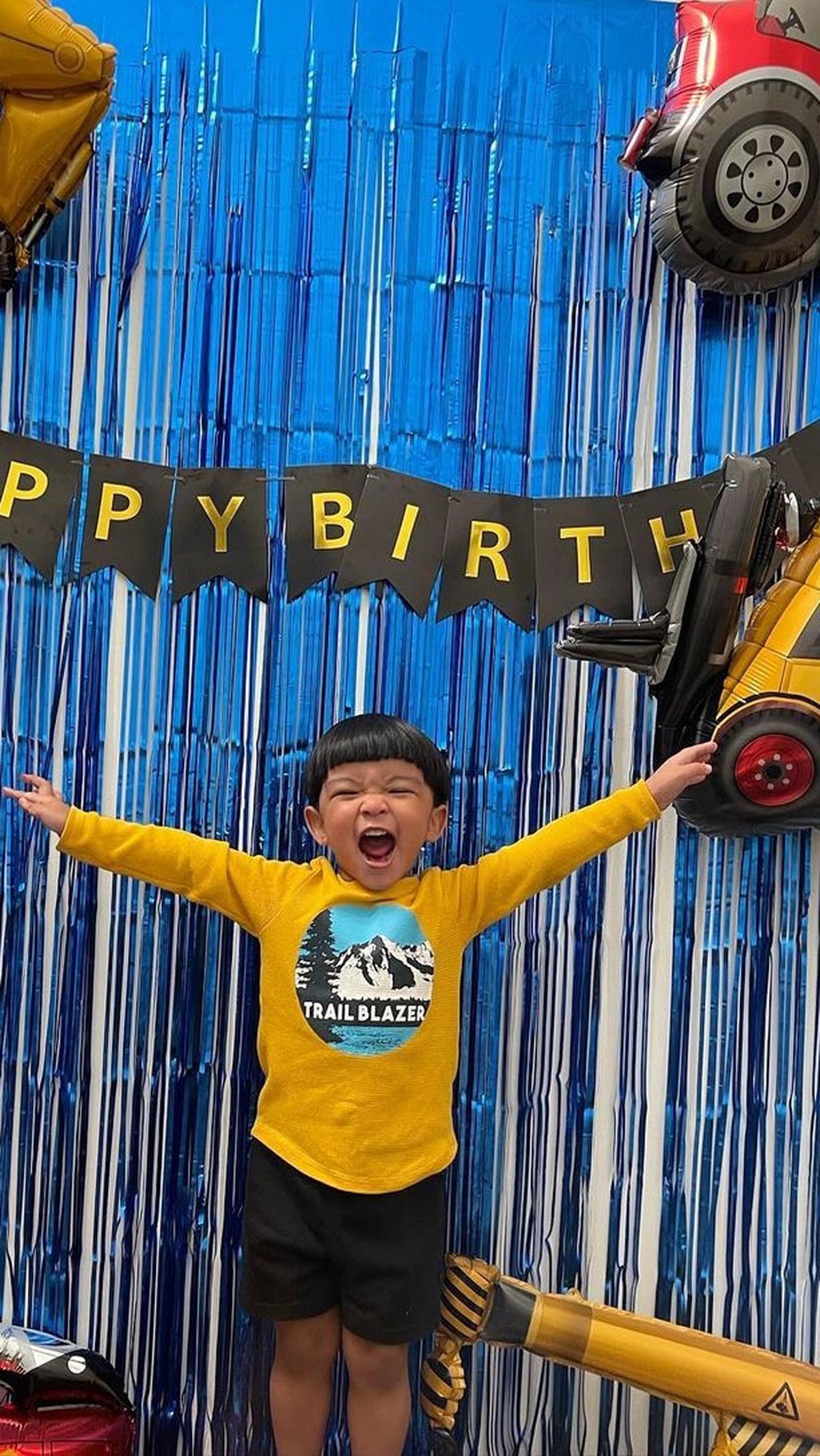Ini momen Farrel Rafisqy saat merayakan ulang tahun. Tampak dekorasi bertemakan mobil dan tulisan Happy Birthday terpampang di tembok rumah.