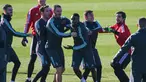 Para peman Juventus bercanda saat mengikuti sesi latihan tim di Turin, Italia (10/12/2019). Juventus akan bertanding melawan wakil Jerman, Bayern Leverkusen pada Grup D Liga Champions di BayArena. (AFP/Marco Bertorello)