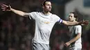 Striker Manchester United, Zlatan Ibrahimovic, melakukan selebrasi usai mencetak gol ke gawang Bristol City pada laga Piala Liga Inggris di Stadion Ashton Gate, Kamis (21/12/2017). Bristol City menang 2-1 atas Manchester United. (AP/Nick Potts)