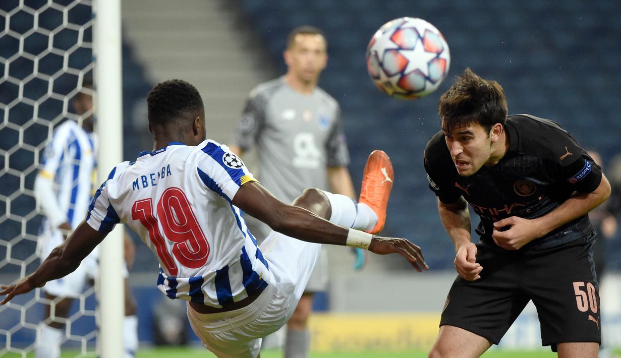 Bek Porto, Chancel Mbemba (kiri), berebut bola dengan bek Manchester City, Eric Garcia, dalam laga lanjutan Liga Champions 2020/21 Grup C di Dragao Stadium, Porto, Selasa (1/12/2020) waktu setempat. Porto bermain imbang 0-0 dengan Manchester City. (AFP/Miguel Riopa/Pool)