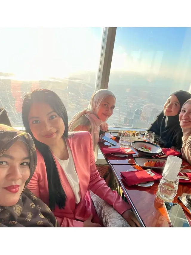 Titi Kamal, Laudya Cynthia Bella dan Shireen Sungkar bertemu saat liburan di Dubai (Foto: Instagram @titi_kamall)