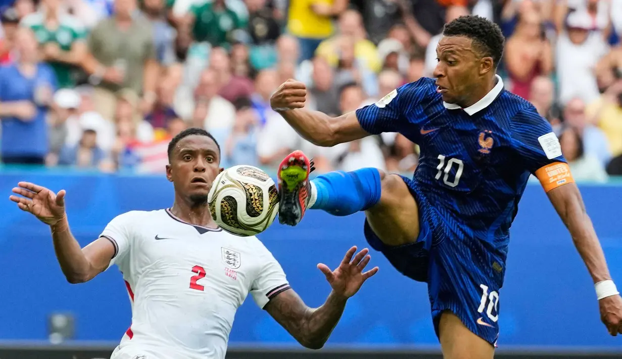 Pemain Prancis Kylian Mbappe melakukan tembakan sementara pemain Ingrris Ezri Konsa bertahan selama pertandingan sepak bola perebutan tempat ketiga Piala Dunia antara Prancis dan Inggris di Miami Gardens, Florida, Sabtu, 18 Juli 2026. (AP Photo/Rebecca Blackwell)