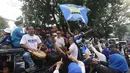 Sambil memainkan alat musik, rombongan bobotoh melakukan pawai di Kota Bandung, Sabtu (1/6/2024) untuk menyambut kedatangan skuad Persib Bandung usai menjadi juara Championship Series BRI Liga 1 2023/2024. (Bola.com/M Iqbal Ichsan)