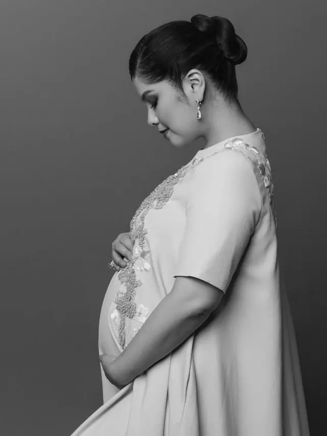 Annisa Pohan saat Maternity Shoot Anak ke-2 pakai long dress . [@annisayudhoyono]