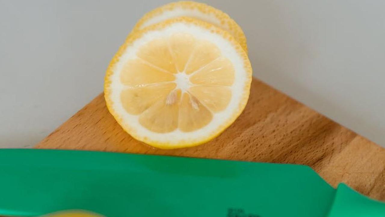 5. Air Jeruk Lemon: Si Cerdas Anti-Kerutan