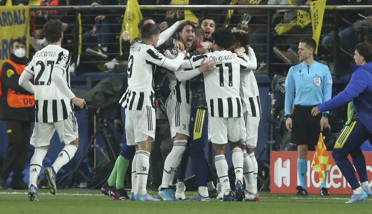 Penyerang Juventus, Dusan Vlahovic (tengah) berselebrasi usai mencetak gol ke gawang Villarreal pada pertandingan leg pertama Liga Champions di Estadio de la Ceramica, Spanyol, Rabu (23/2/2022).  Juventus bermain imbang atas Villarreal 1-1.  (AP Photo/Alberto Saiz)