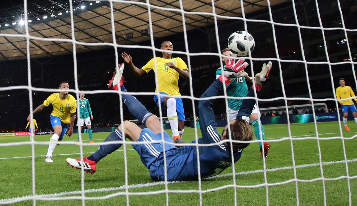 Kiper timnas Jerman, Kevin Trapp gagal menghalau bola tendangan pemain timnas Brasil, Gabriel Jesus pada laga uji coba di Olympiastadion Berlin, Selasa (27/3). Brasil menang 1-0 berkat gol tunggal Gabriel Jesus di menit ke-37. (AP Photo/Michael Sohn)