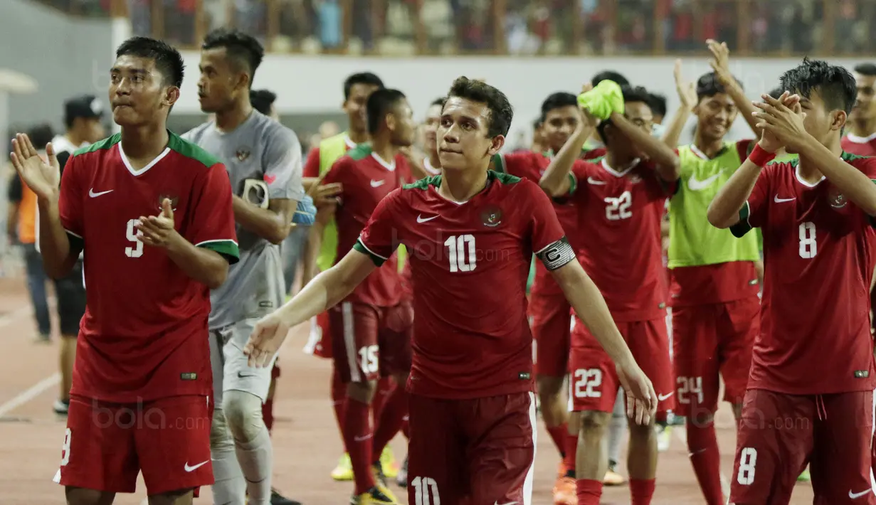 Pemain Indonesia U-19 menyapa suporter usai pertandingan melawan Thailand U-19 pada laga persahabatan di Stadion Wibawa Mukti, Cikarang, Minggu (8/10/2017). Indonesia menang 3-0 atas Thailand. (Bola.com/M Iqbal Ichsan)