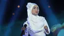 Penampilan spektakuler jawara "X Factor Indonesia" season 1, Fatin Shidqia tampil memukau dengan gaun bersinar terang dalam ajang SCTV Music Awards 2015 di Studio 6 Emtek City, Jakarta, Rabu (6/5). (Liputan6.com/Herman Zakharia)