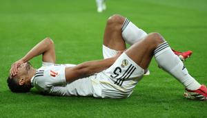 Gelandang Real Madrid asal Inggris bernomor punggung 05, Jude Bellingham, bereaksi setelah mengalami cedera saat pertandingan Liga Spanyol antara Real Madrid CF dan Rayo Vallecano di stadion Santiago Bernabeu di Madrid pada 1 Februari 2026. (Thomas COEX/AFP)