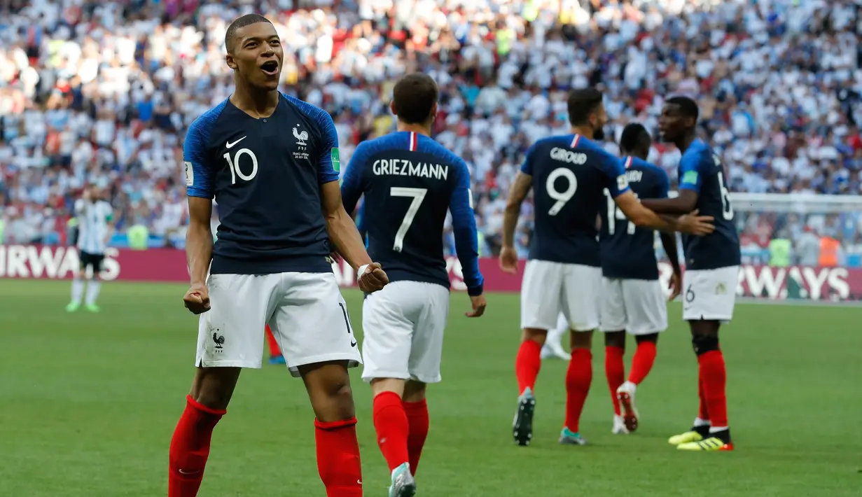 Penyerang Prancis, Kylian Mbappe berselebrasi usai mencetak gol ke gawang Argentina pada babak 16 besar Piala Dunia di Kazan Arena di Kazan, Rusia, (30/6). Mbappe mencetak dua gol dan mengantar Prancis menang 4-3 atas Argentina. (AP Photo/David Vincent)