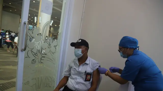 Vaksinasi petugas bandara yang dikelola PT Angkasa Pura I (Persero)