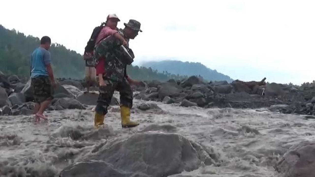 Aksi Heroik Babinsa di Lumajang Gendong Siswa Seberangi Banjir Lahar Semeru