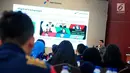 Marcom Pertamina, Danang Widiasurya memberi materi kepada finalis Citizen Journalist Academy (CJA) Energi Muda Pertamina di Kantor Pusat Pertamina, Jakarta, Rabu (15/11). (Liputan6.com/Helmi Afandi)