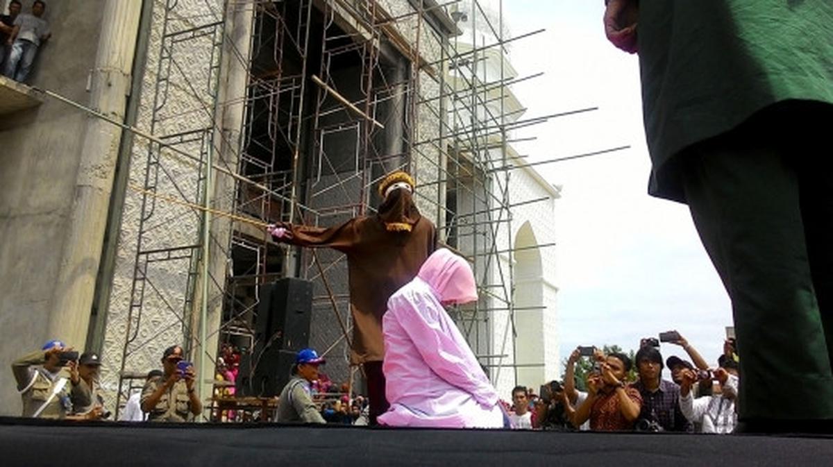 Eksekusi hukuman cambuk pasangan mesum di Aceh jadi tontonan
