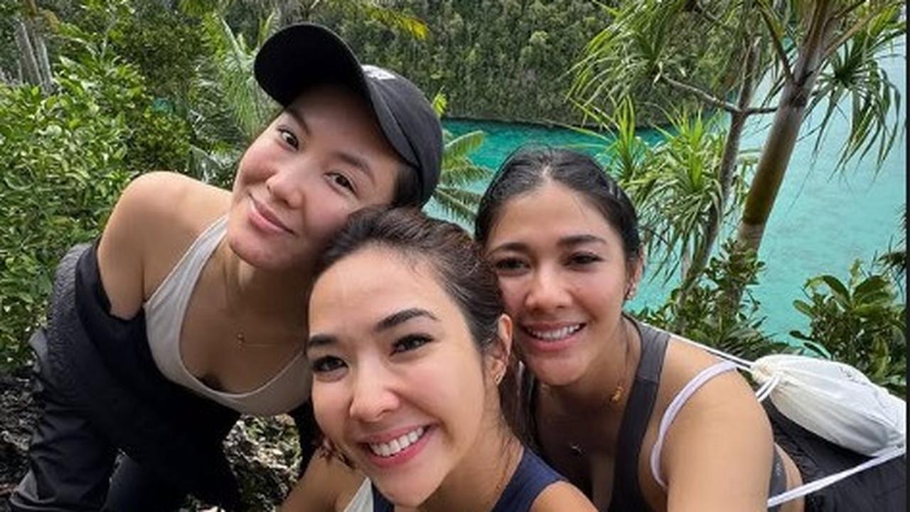 Potret Seru Gisel dan Naysilla Mirdad Liburan ke Raja Ampat Bareng Sahabat, Dari Hiking hingga Snorkeling