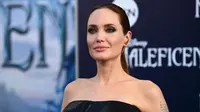 Angelina Jolie mendapatkan gelar kehormatan yang secara langsung diberikan Ratu Inggris Elizabeth II.