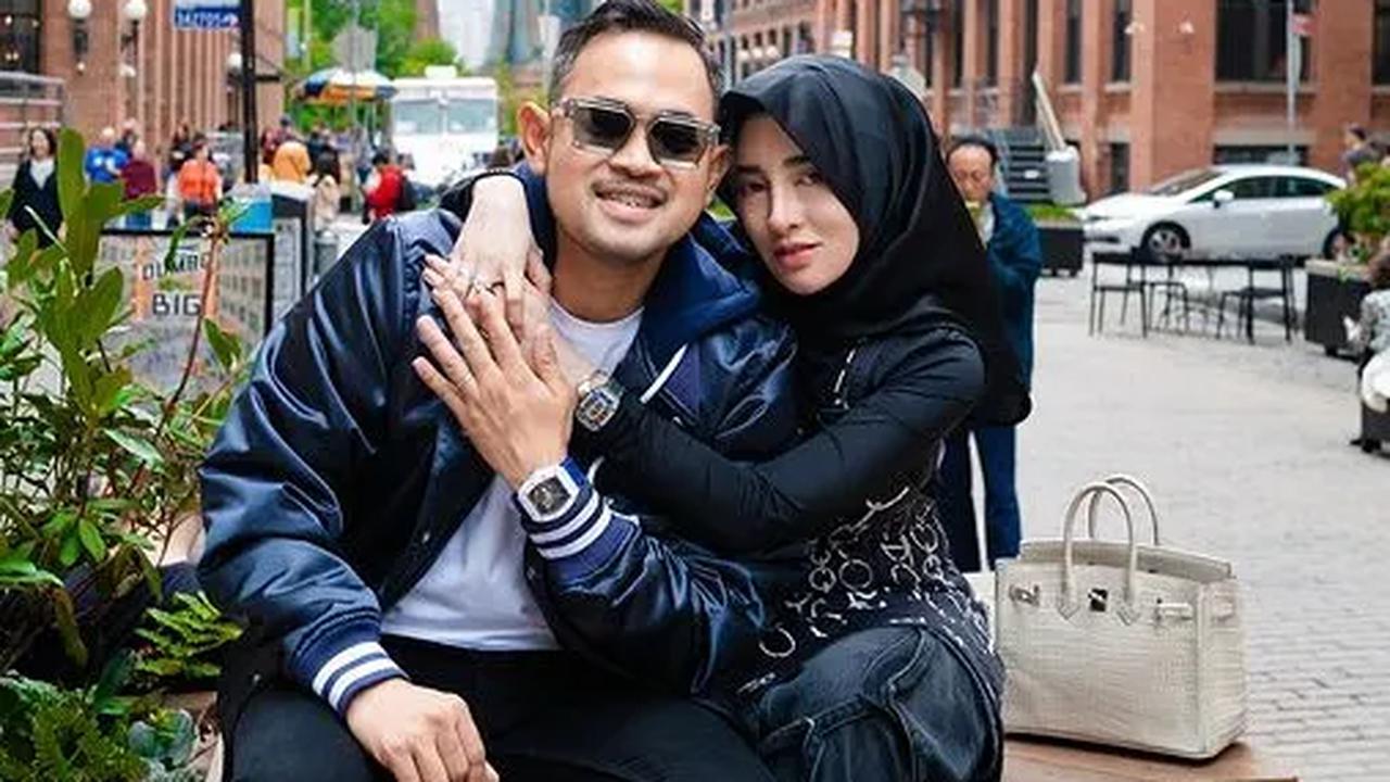 Potret Gilang Widhia 'Crazy Rich Malang' Beri Surprise Ultah untuk Istri di Times Square, ini Momen yang Bikin Shandy Purnamasari  Terharu