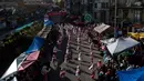 Penampilan penari dari Kullaguada saat parade tahunan untuk menghormati "El Senor del Gran Poder" atau "The Lord of Great Power" di La Paz, Bolivia (10/6). Parade ini digelar untuk menunjukkan pengabdian mereka kepada para dewa. (AP Photo / Juan Karita)