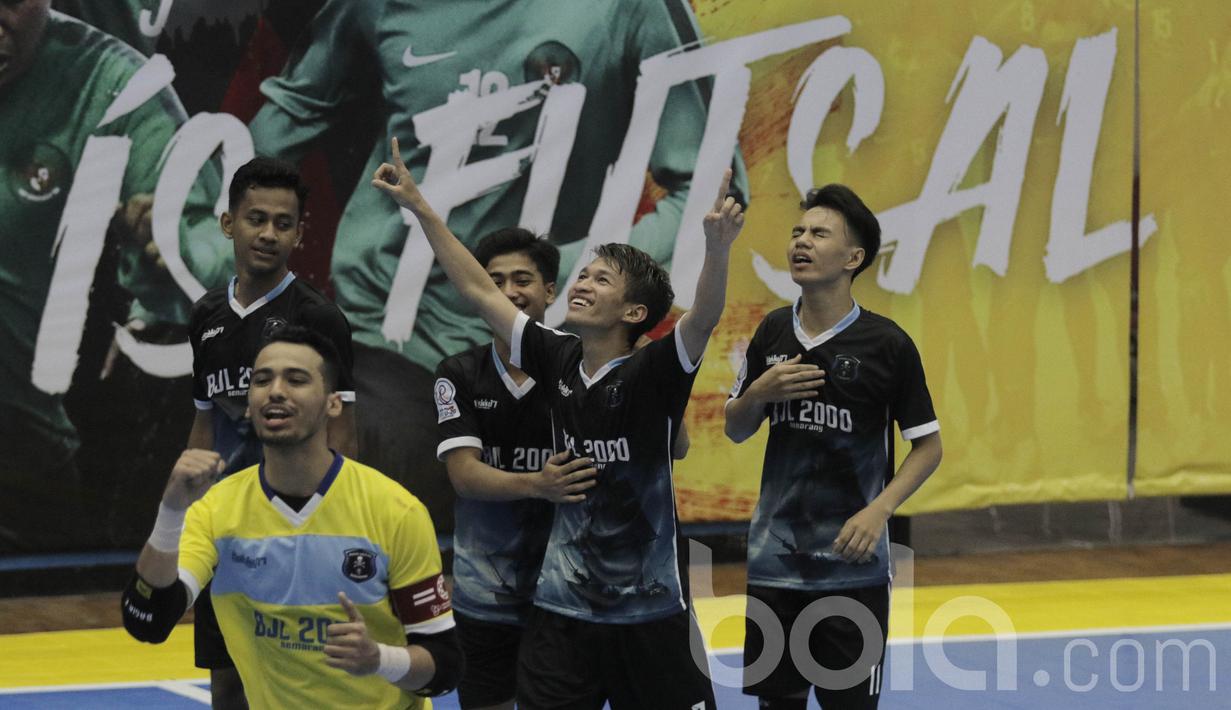 Pemain BJL 2000 Shiba, Ryan Bagus, merayakan gol yang dicetaknya saat final turnamen futsal Bolalob FFI U-20 di GOR Pasar Minggu, Jakarta, Jumat (31/03/2017). BJL 2000 Shiba menang adu pinalti atas Vamos Mataram. (Bola.com/M Iqbal Ichsan)