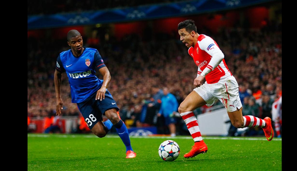 Penyerang Arsenal, Alexis Sanchez berusaha membawa bola melewati pemain AS Monaco di laga 16 besar Liga Champions di Emirates Stadium, London, (25/2/2015). AS Monaco unggul 3-1 atas Arsenal. ( Reuters/Eddie Keogh)