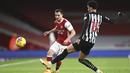 Bek Arsenal, Cedric Soares berusaha melewati bek Newcastle United, Jamal Lewis pada pertandingan lanjutan Liga Inggris di Stadion Emirates di London, Selasa (19/1/2021). Arsenal menang telak atas Newcastle 3-0. (Shaun Botterill/Pool via AP)